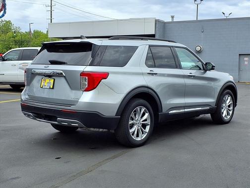 Iconic Silver Metallic 2024 Ford Explorer XLT