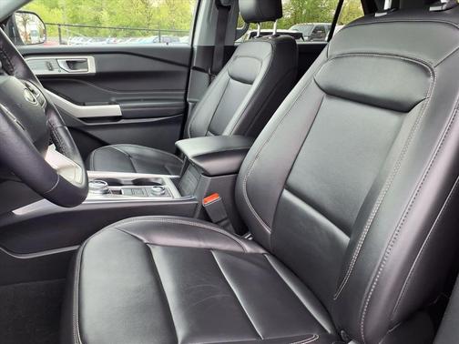 Iconic Silver Metallic 2024 Ford Explorer XLT