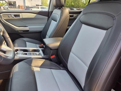 Star White 2024 Ford Explorer XLT