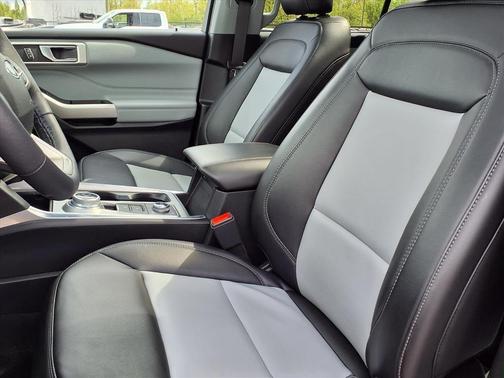 Agate Black Metallic 2024 Ford Explorer XLT