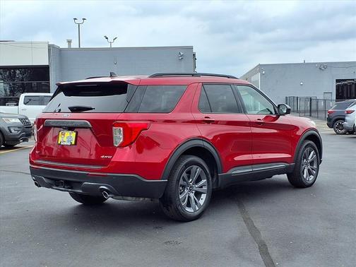 Rapid Red Metallic Tinted Clearcoat 2024 Ford Explorer XLT
