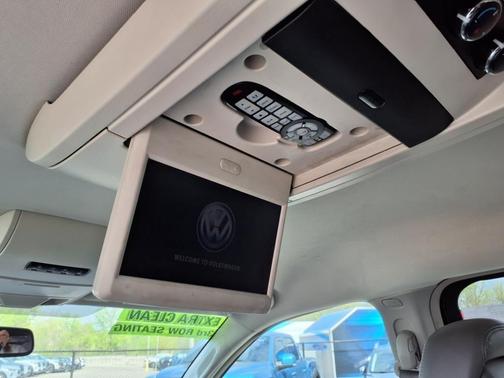 2014 Volkswagen Routan SE w/RSE & Navigation