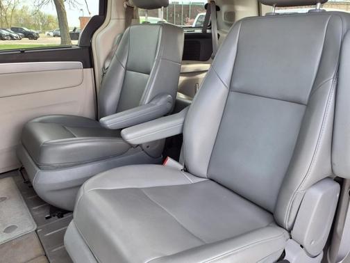 2014 Volkswagen Routan SE w/RSE & Navigation