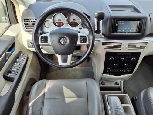 2014 Volkswagen Routan SE w/RSE & Navigation