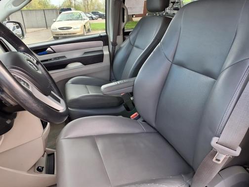 2014 Volkswagen Routan SE w/RSE & Navigation