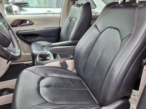 Granite Crystal Clearcoat Metallic 2018 Chrysler Pacifica Touring-L