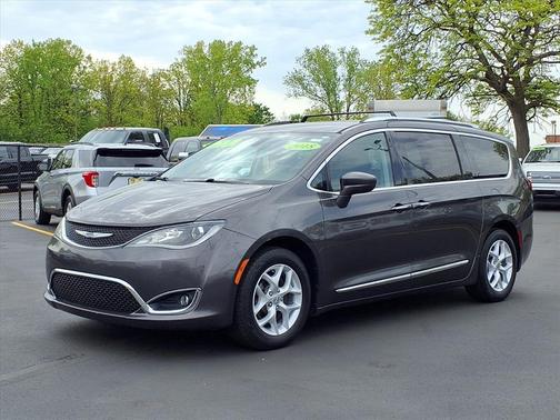 Granite Crystal Clearcoat Metallic 2018 Chrysler Pacifica Touring-L