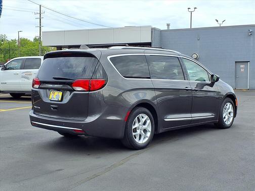 Granite Crystal Clearcoat Metallic 2018 Chrysler Pacifica Touring-L