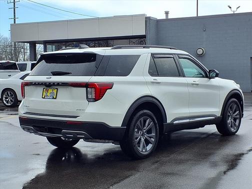 Star White 2025 Ford Explorer Active