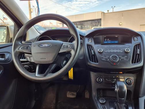 Ingot Silver Metallic 2017 Ford Focus SE