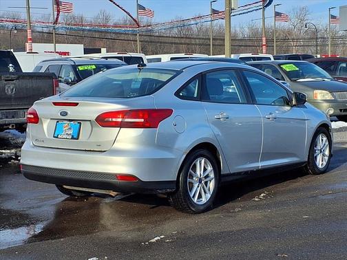 Ingot Silver Metallic 2017 Ford Focus SE