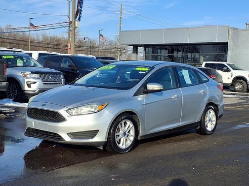 Ingot Silver Metallic 2017 Ford Focus SE