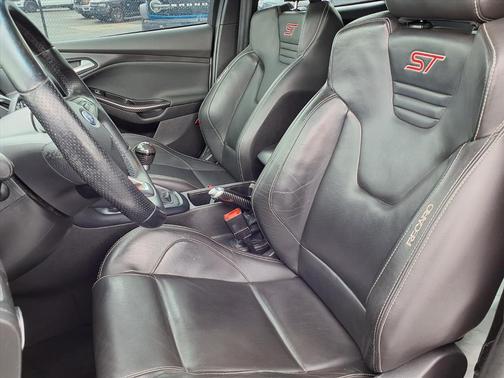 Oxford White 2017 Ford Focus ST Base
