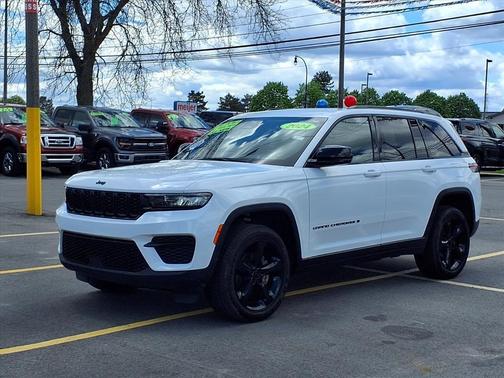 Bright White Clearcoat 2024 Jeep Grand Cherokee Laredo