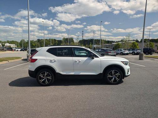 2024 Volvo XC40 B5 Core Bright Theme