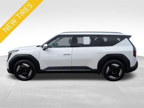 Snow White Pearl 2024 Kia EV9 Wind