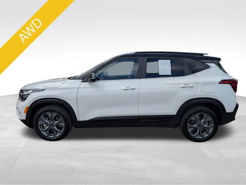 Clear White/Black Roof 2024 Kia Seltos S