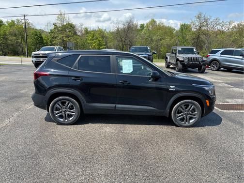 Cherry Black 2022 Kia Seltos LX