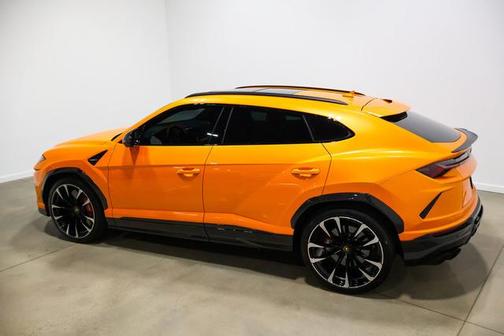 Arancio Borealis Pearl 2021 Lamborghini Urus