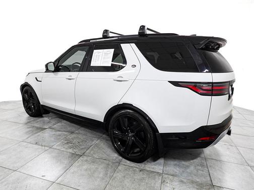 Fuji White 2023 Land Rover Discovery P360 Metropolitan Edition
