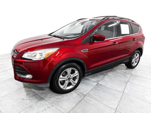 Ruby Red Metallic 2016 Ford Escape SE