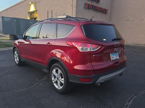 Ruby Red Metallic 2016 Ford Escape SE