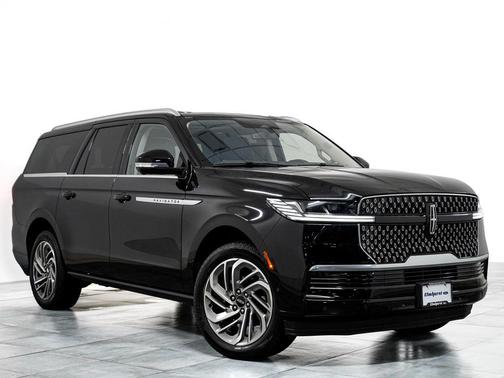 Infinite Black Metallic Clearcoat 2025 Lincoln Navigator Reserve