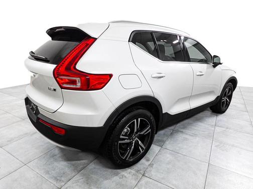 Crystal White Pearl 2025 Volvo XC40 B5 Core Bright Theme