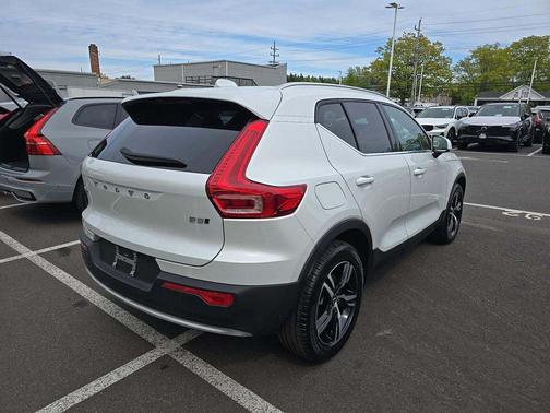 Crystal White Pearl 2025 Volvo XC40 B5 Core Bright Theme