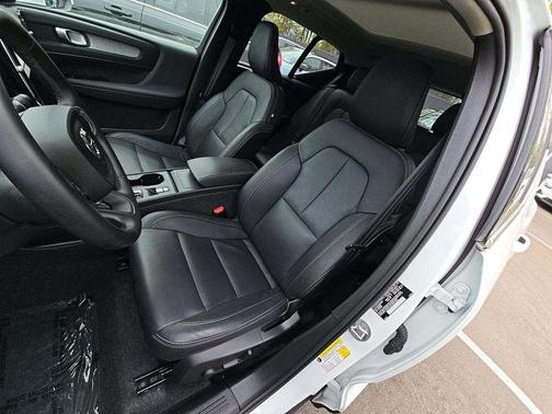 Crystal White Pearl 2025 Volvo XC40 B5 Core Bright Theme