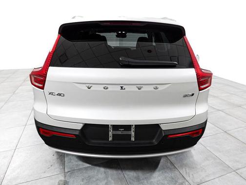 Crystal White Pearl 2025 Volvo XC40 B5 Core Bright Theme