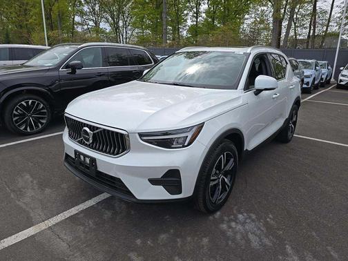 Crystal White Pearl 2025 Volvo XC40 B5 Core Bright Theme