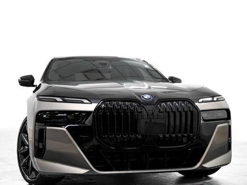 Oxide Grey Metallic 2023 BMW i7 xDrive60