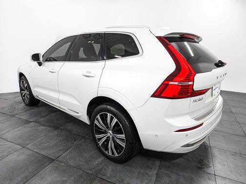 Crystal White Metallic 2022 Volvo XC60 Recharge Plug-In Hybrid T8 Inscription