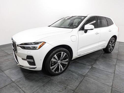 Crystal White Metallic 2022 Volvo XC60 Recharge Plug-In Hybrid T8 Inscription