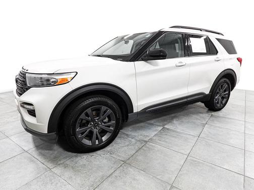 Star White Metallic Tri-Coat 2024 Ford Explorer XLT