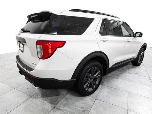 Star White Metallic Tri-Coat 2024 Ford Explorer XLT