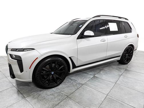 White Metallic 2024 BMW X7 xDrive40i