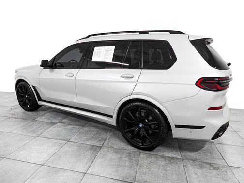 White Metallic 2024 BMW X7 xDrive40i