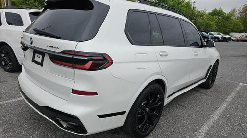 White Metallic 2024 BMW X7 xDrive40i