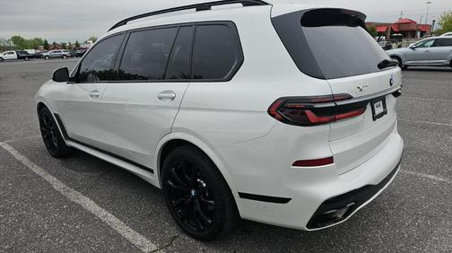 White Metallic 2024 BMW X7 xDrive40i