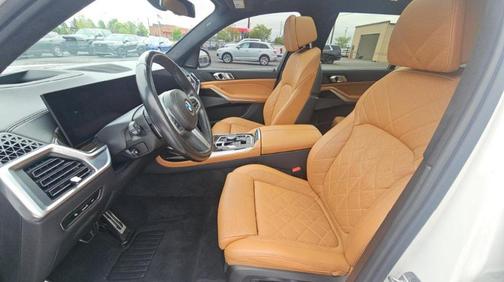 White Metallic 2024 BMW X7 xDrive40i