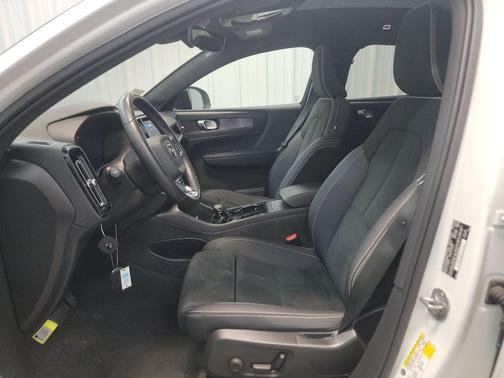 Crystal White Metallic 2023 Volvo C40 Recharge Pure Electric Twin Plus