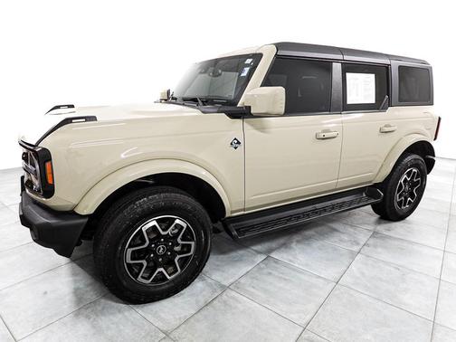 Desert Sand 2025 Ford Bronco Outer Banks