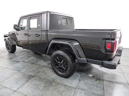 Black Clearcoat 2022 Jeep Gladiator Altitude 4x4