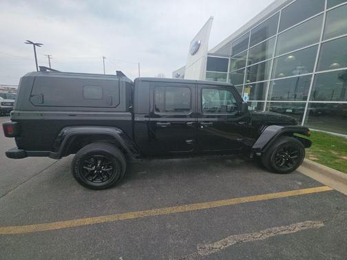 Black Clearcoat 2022 Jeep Gladiator Altitude 4x4