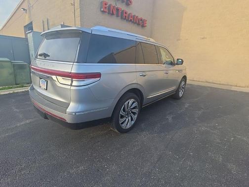 Silver Radiance Metallic Clearcoat 2023 Lincoln Navigator Reserve