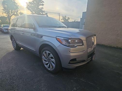 Silver Radiance Metallic Clearcoat 2023 Lincoln Navigator Reserve