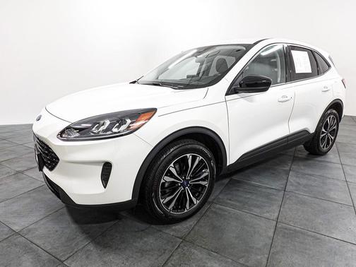 Star White Metallic Tri-Coat 2022 Ford Escape SE