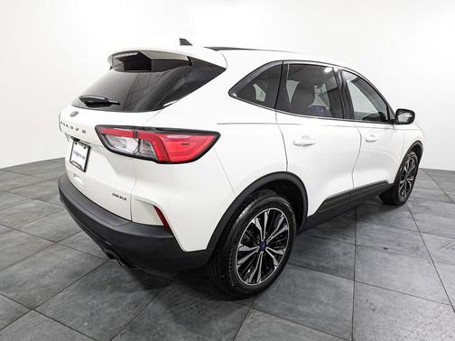 Star White Metallic Tri-Coat 2022 Ford Escape SE